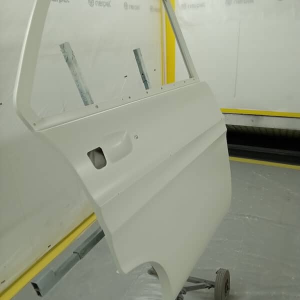 21.08.2025 1969 Audi 70L White Doors paint 8