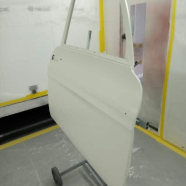 21.08.2025 1969 Audi 70L White Doors paint 9