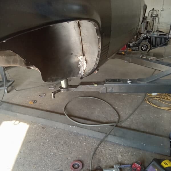 21.08.2025 1978 Mercedes 350SL Red Welding and Grinding 2