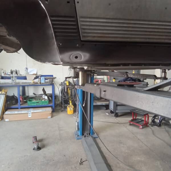21.08.20251978 Mercedes 350SL Red sill support 2 2