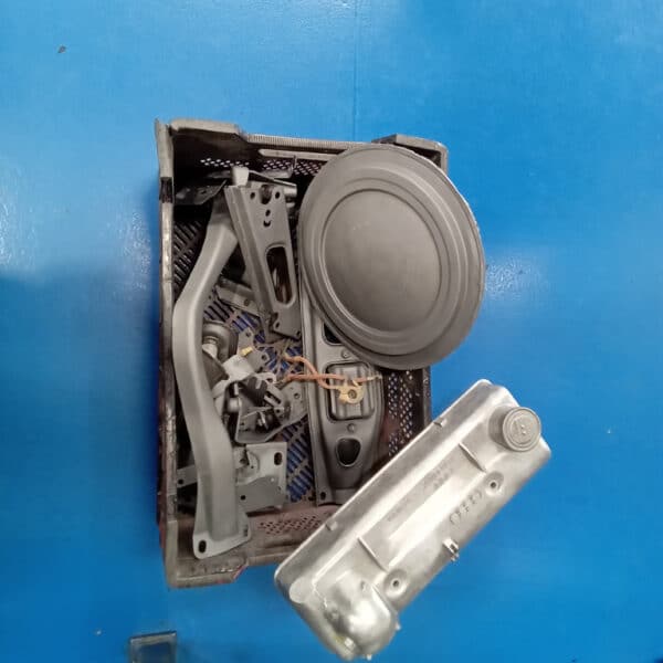 220825 1969 Audi 70L Cleaning Up Parts 2
