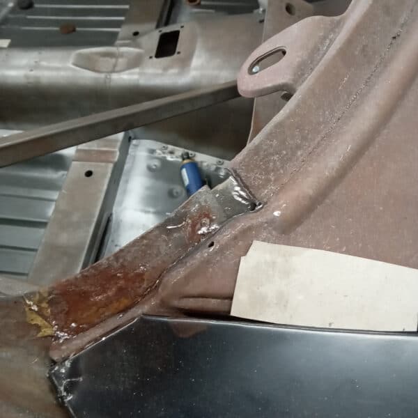 220825 1978 Mercedes 350SL Windscreen Rust 2