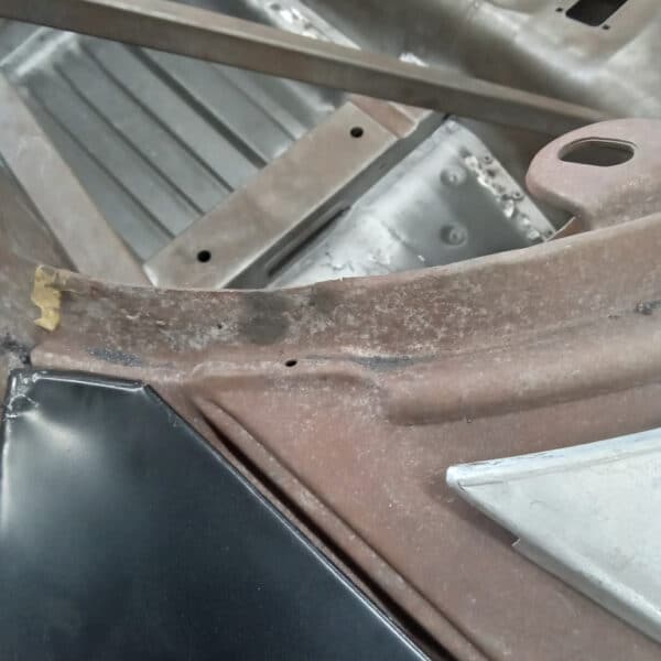 220825 1978 Mercedes 350SL Windscreen Rust