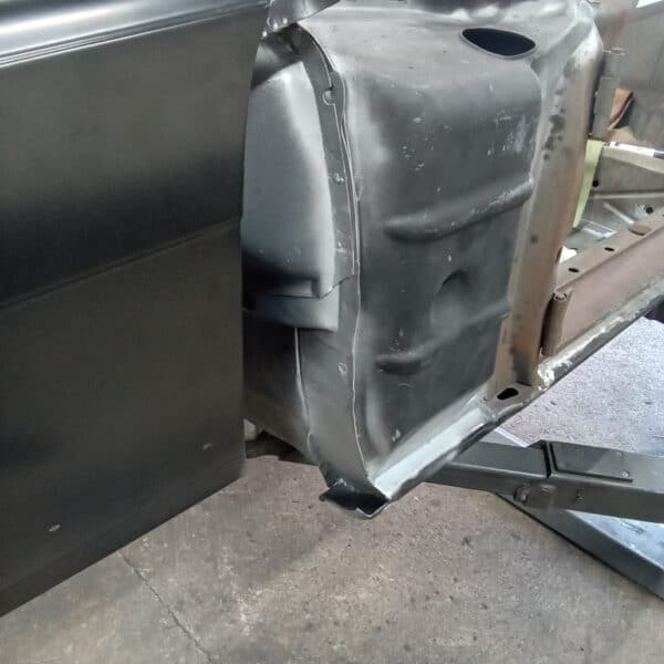7.08.2025 1978 Mercedes 350SL Red inner wing 2
