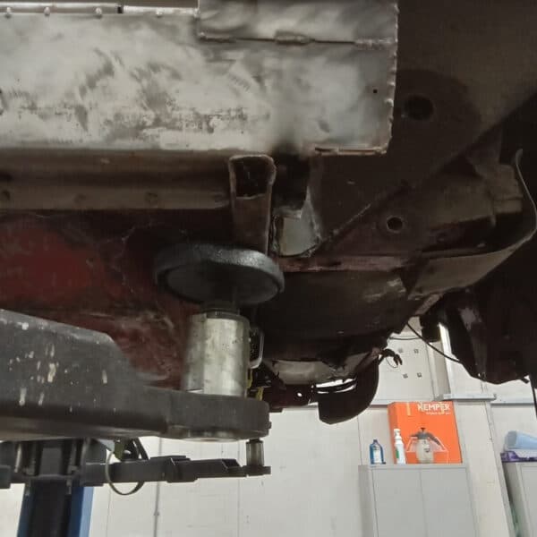 031025 1970 Aston Martin DBS Lift Ponts Before Repair 2