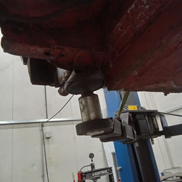 031025 1970 Aston Martin DBS Lift Ponts Before Repair