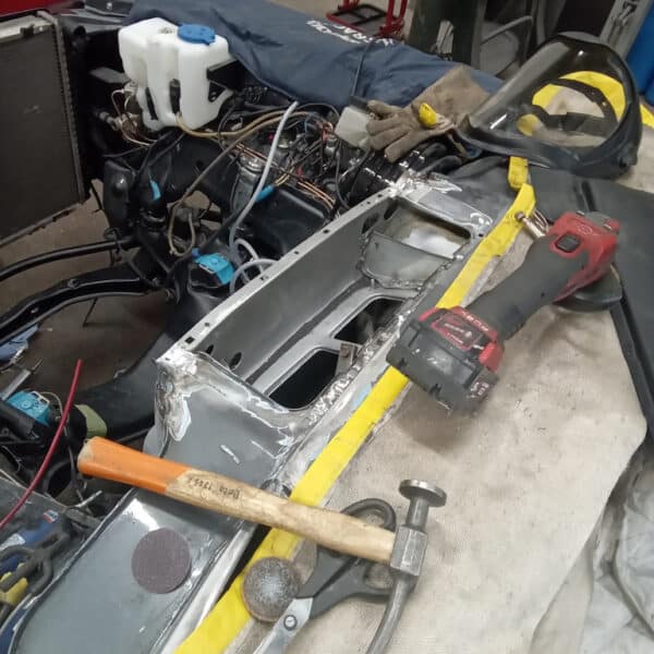 04.09.2025 1987 Mercedes 500 SL Grey more welding bluk head 2