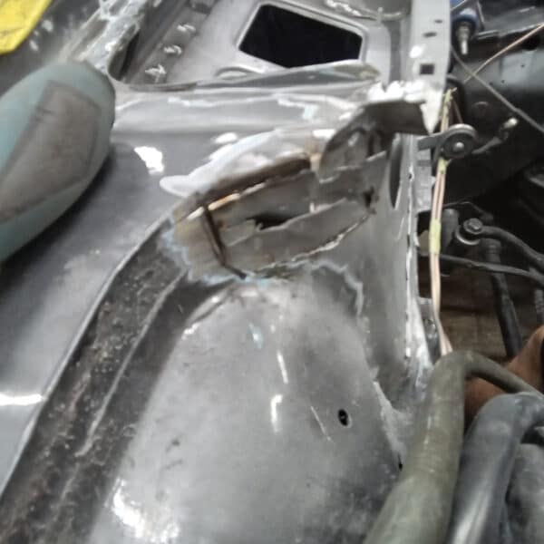 04.09.2025 1987 Mercedes 500 SL Grey rust hole bulk head 1