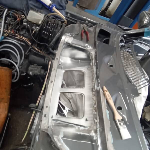 04.09.2025 1987 Mercedes 500 SL Grey welding and primer 1