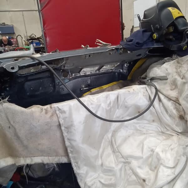 04.09.2025 1987 Mercedes 500 SL Grey welding bulk head 1
