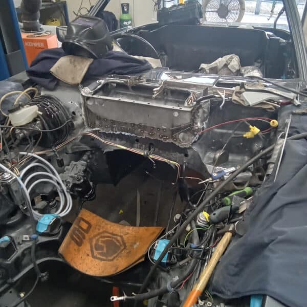 04.09.2025 1987 Mercedes 500 SL Grey welding bulk head 2