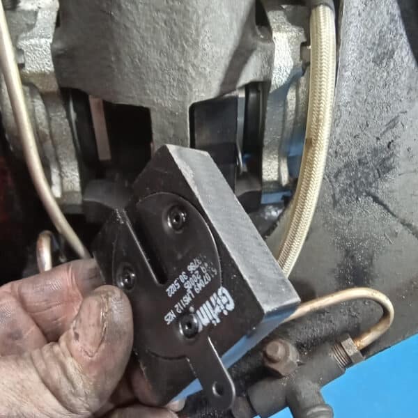 040925 1966 Jaguar EType More Rear Brakes 13