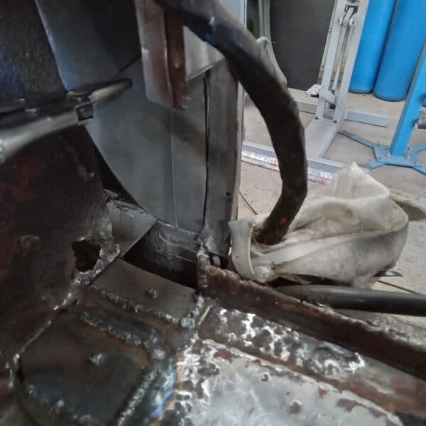 09.09.2025 1970 Aston Martin DBS 6 Vantage White Sill repair 4
