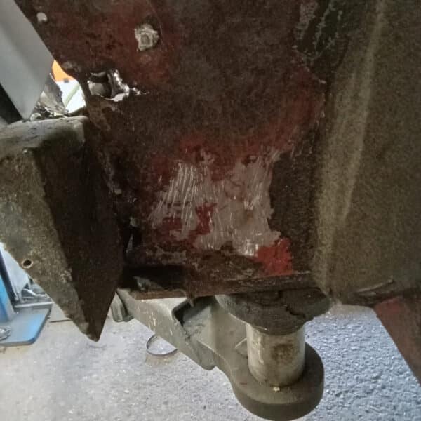 09.09.2025 1970 Aston Martin DBS 6 Vantage White remove rust from wheel arch 1