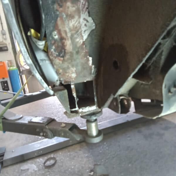 09.09.2025 1970 Aston Martin DBS 6 Vantage White remove rust from wheel arch 3