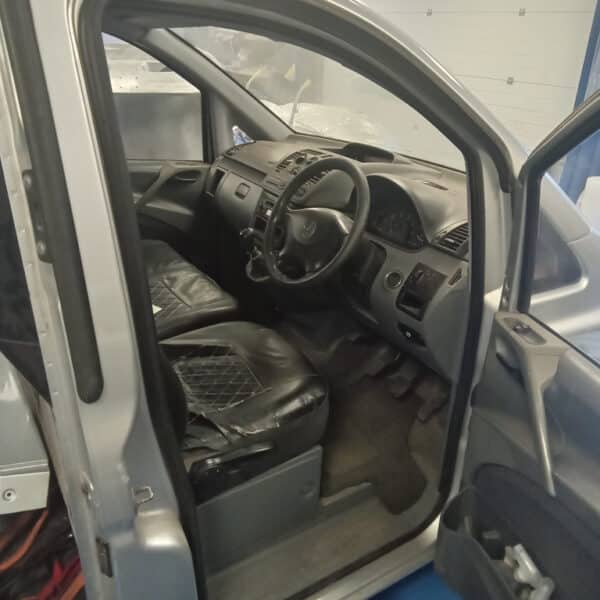 100925 2005 Mercedes Vito Teardown 28