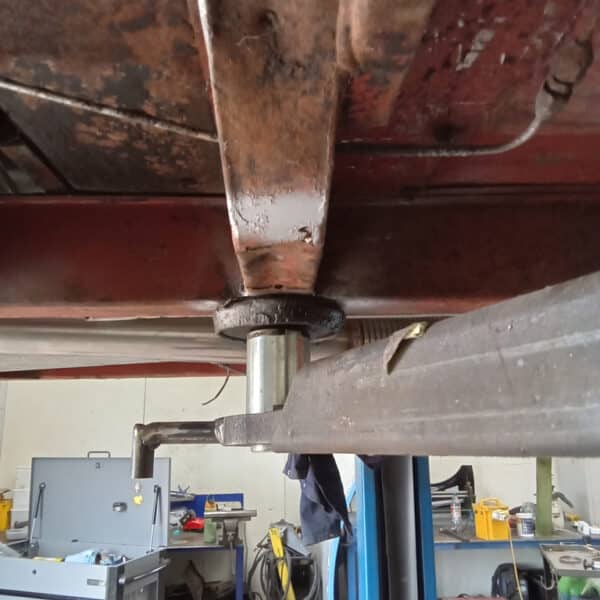 11.09.2025 1970 Aston Martin DBS 6 Vantage White fixing frame rot 1
