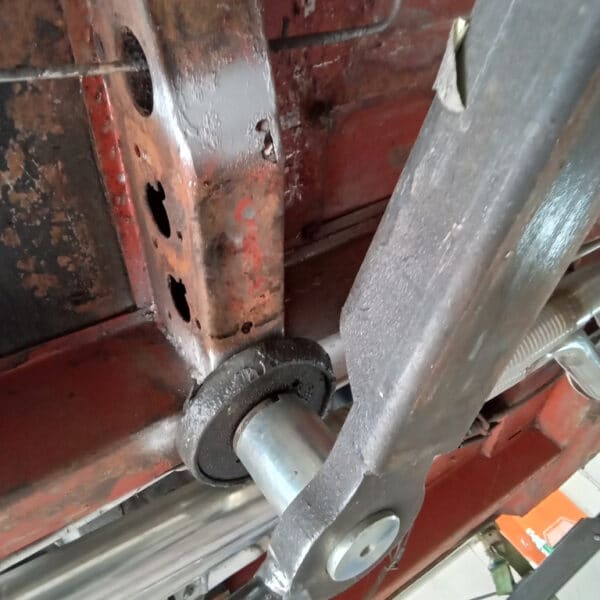 11.09.2025 1970 Aston Martin DBS 6 Vantage White fixing frame rot 2