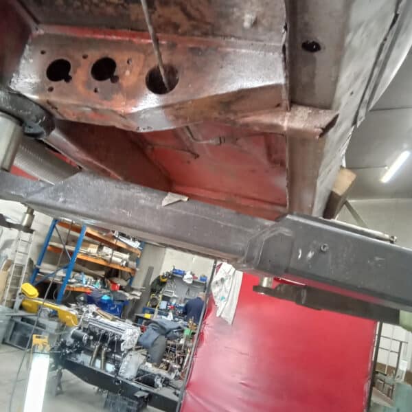 11.09.2025 1970 Aston Martin DBS 6 Vantage White fixing frame rot 3