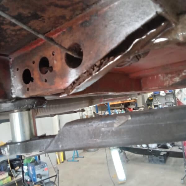 11.09.2025 1970 Aston Martin DBS 6 Vantage White fixing frame rot 4