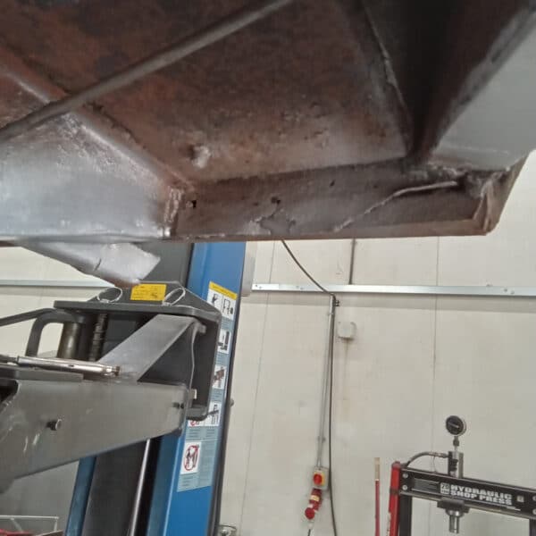 11.09.2025 1970 Aston Martin DBS 6 Vantage White more rust repair 2