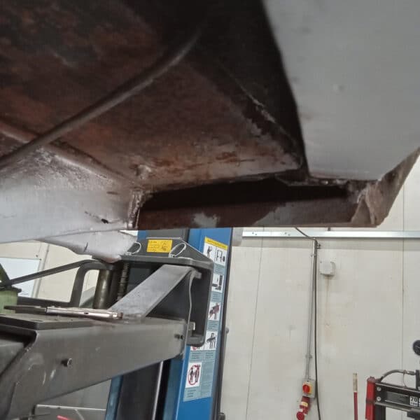 11.09.2025 1970 Aston Martin DBS 6 Vantage White more rust repair 3