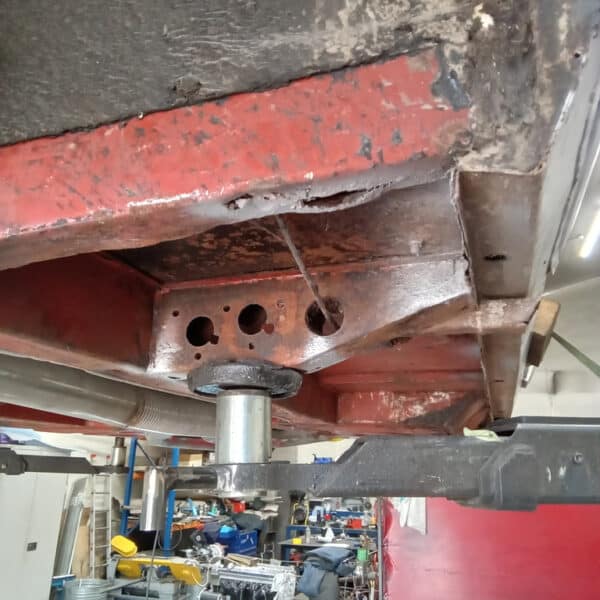 11.09.2025 1970 Aston Martin DBS 6 Vantage White rust repair 2
