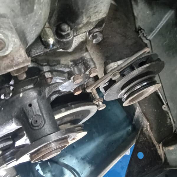 16.09.2025 1965 Jaguar 340 Mk2 Green waterpump 12