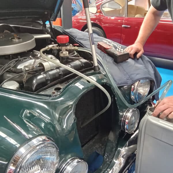 16.09.2025 1965 Jaguar 340 Mk2 Green waterpump 33