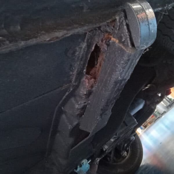 16.09.2025 1985 Daimler DS420 Limo Grey hole in floor 2