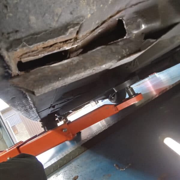 16.09.2025 1985 Daimler DS420 Limo Grey hole in floor 3