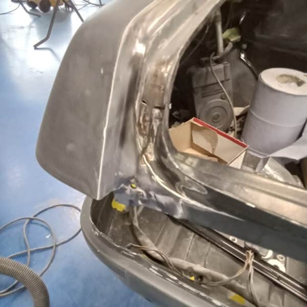 180925 1987 Mercedes 500SL Paint Peel and Rust on Boot 13