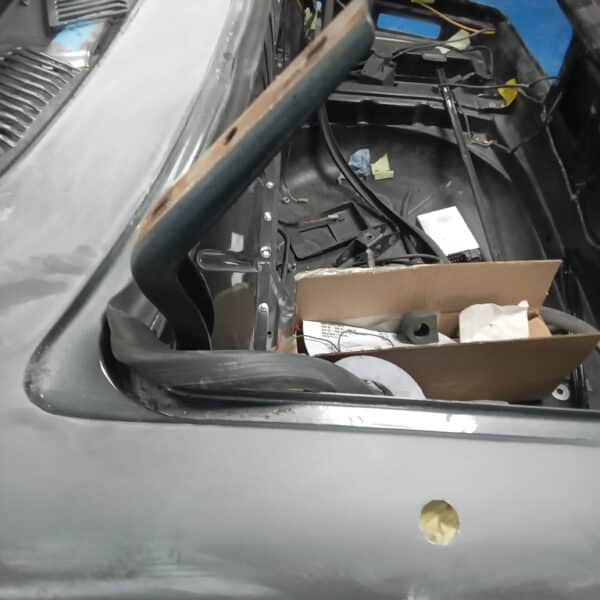 180925 1987 Mercedes 500SL Paint Peel and Rust on Boot 24