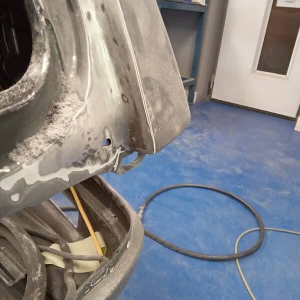 180925 1987 Mercedes 500SL Paint Peel and Rust on Boot 28