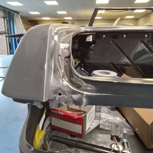 180925 1987 Mercedes 500SL Paint Peel and Rust on Boot 5