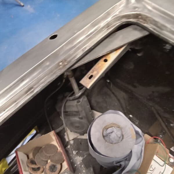 180925 1987 Mercedes 500SL Paint Peel and Rust on Boot 7
