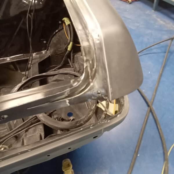 180925 1987 Mercedes 500SL Paint Peel and Rust on Boot 9