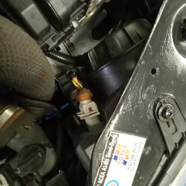190925 2000 Peugeot 306 Cabriolet Engine Bay Painting 11