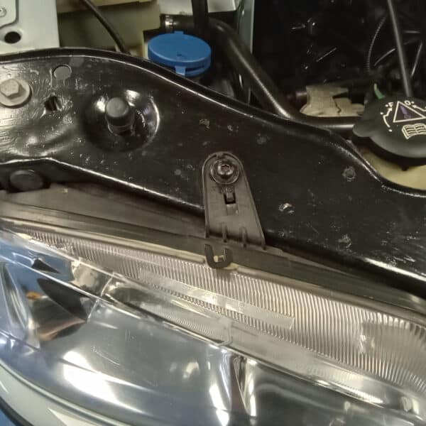 190925 2000 Peugeot 306 Cabriolet Engine Bay Painting 12