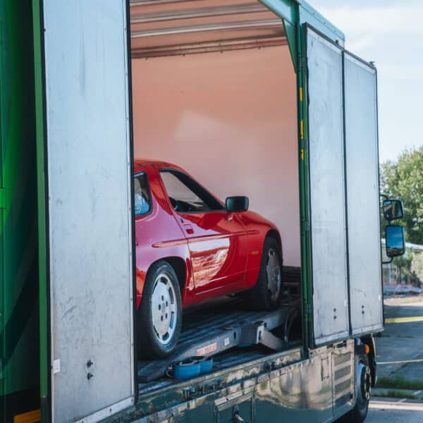 1989 Porsche 928 Unloading 5