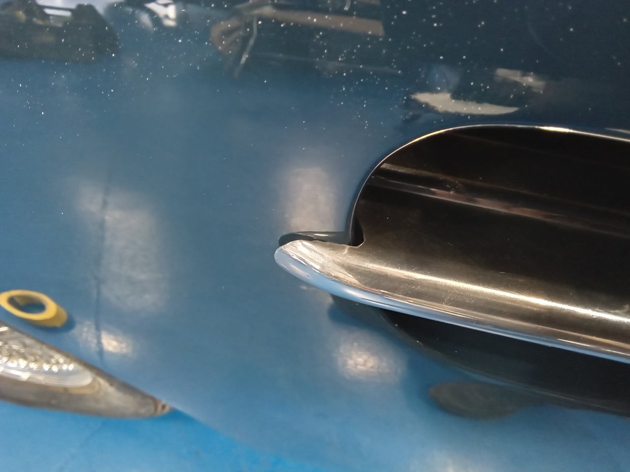 23.09.2025 1969 Aston Martin DB6 Volante Blue Rebuilding the grille fitting new seals and trim 45