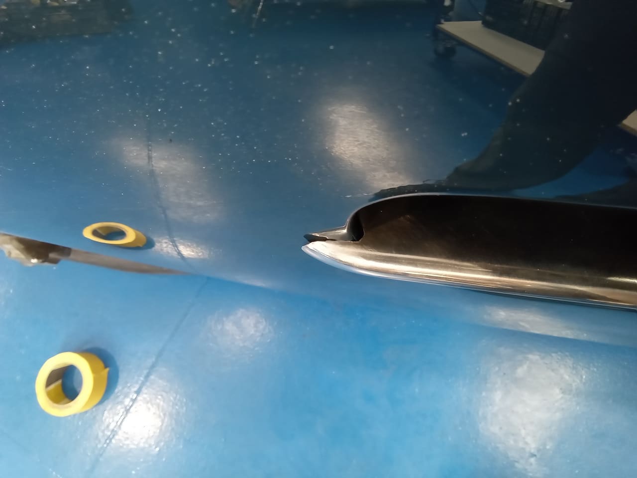 23.09.2025 1969 Aston Martin DB6 Volante Blue Rebuilding the grille fitting new seals and trim 46