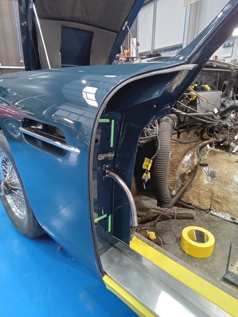 23.09.2025 1969 Aston Martin DB6 Volante Blue Rebuilding the grille fitting new seals and trim 56