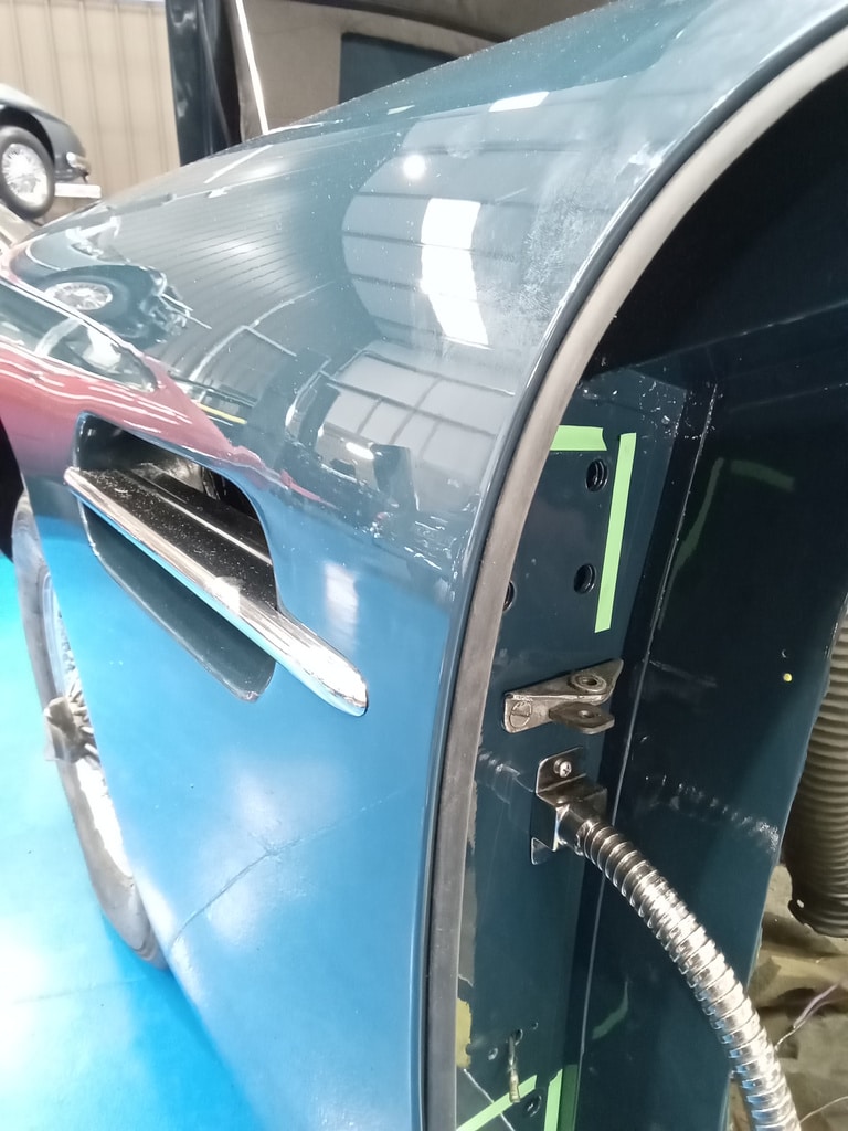 23.09.2025 1969 Aston Martin DB6 Volante Blue Rebuilding the grille fitting new seals and trim 57