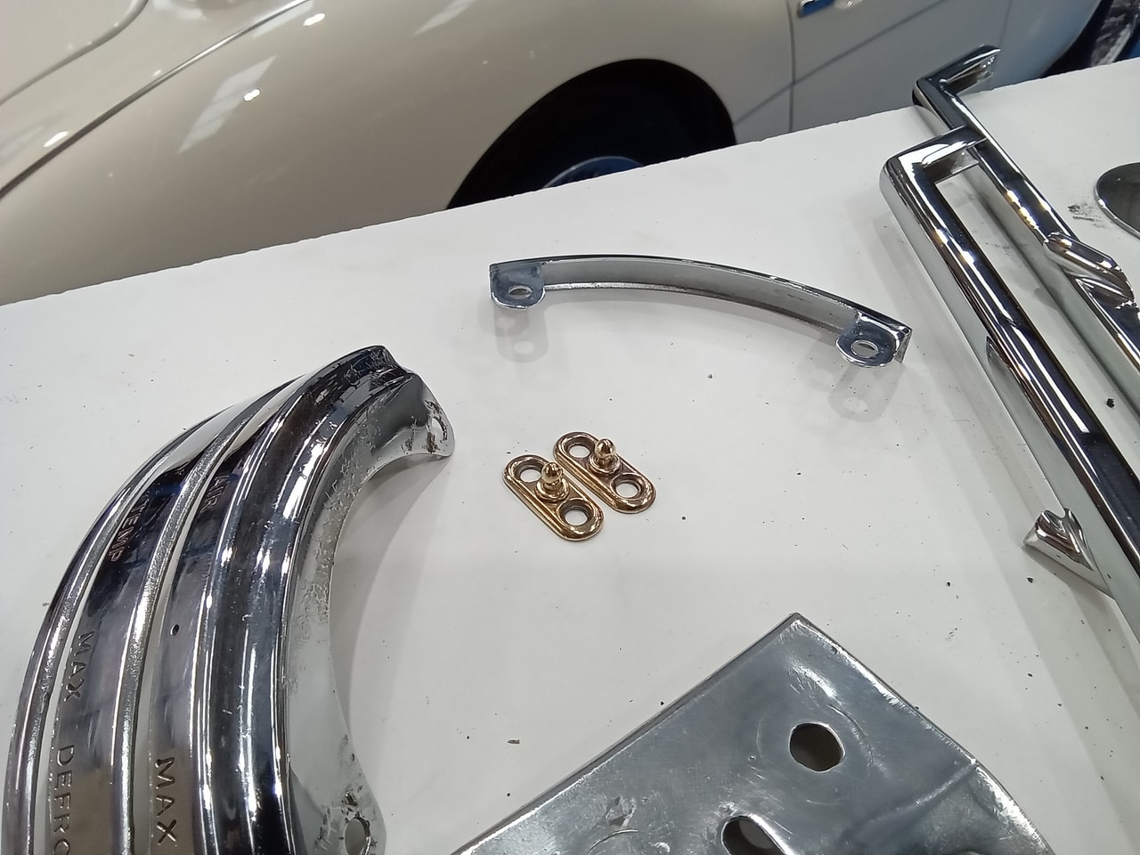 23.09.2025 1969 Aston Martin DB6 Volante Blue Rebuilding the grille fitting new seals and trim 62