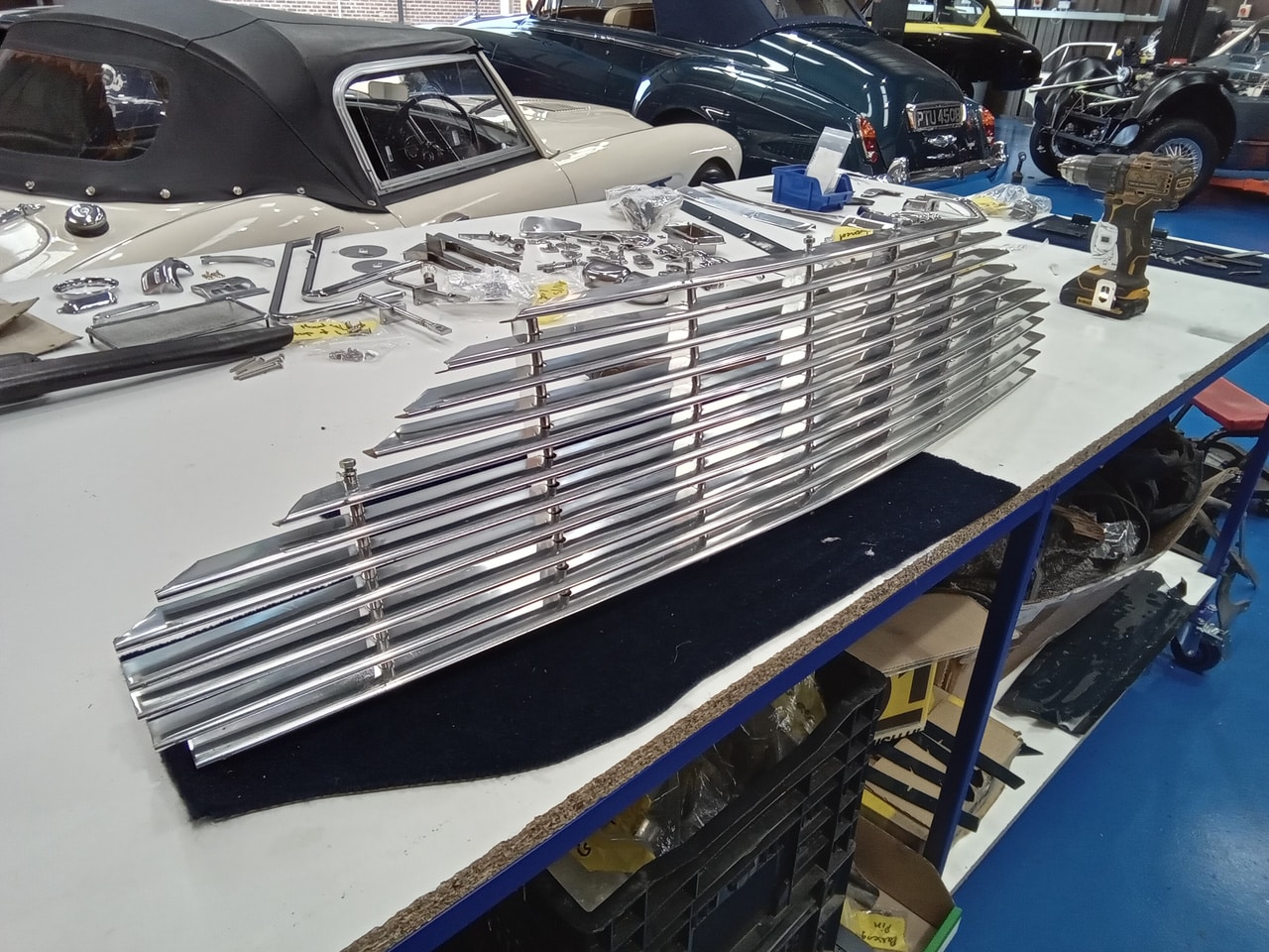 23.09.2025 1969 Aston Martin DB6 Volante Blue Rebuilding the grille fitting new seals and trim 64