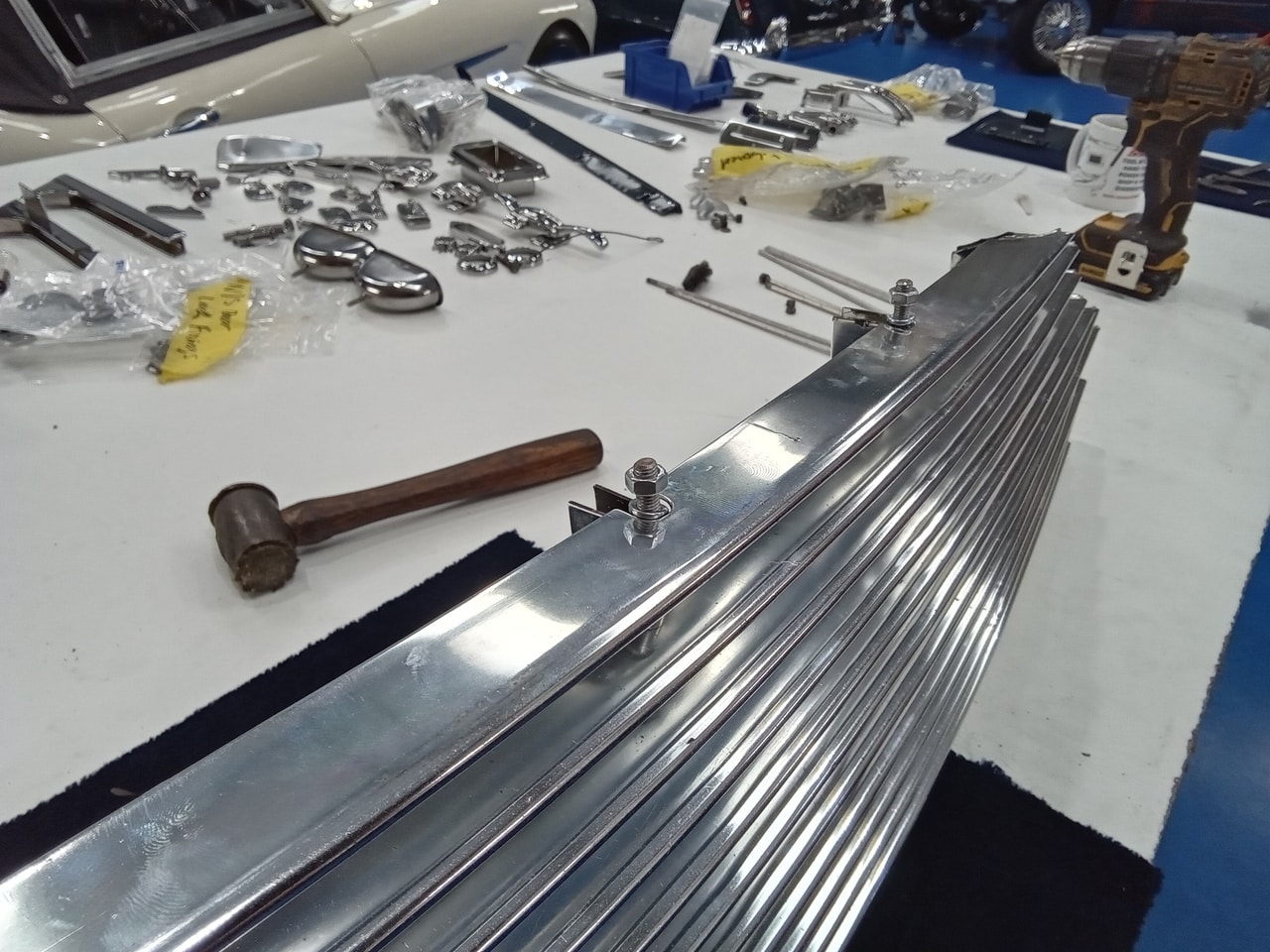 23.09.2025 1969 Aston Martin DB6 Volante Blue Rebuilding the grille fitting new seals and trim 65