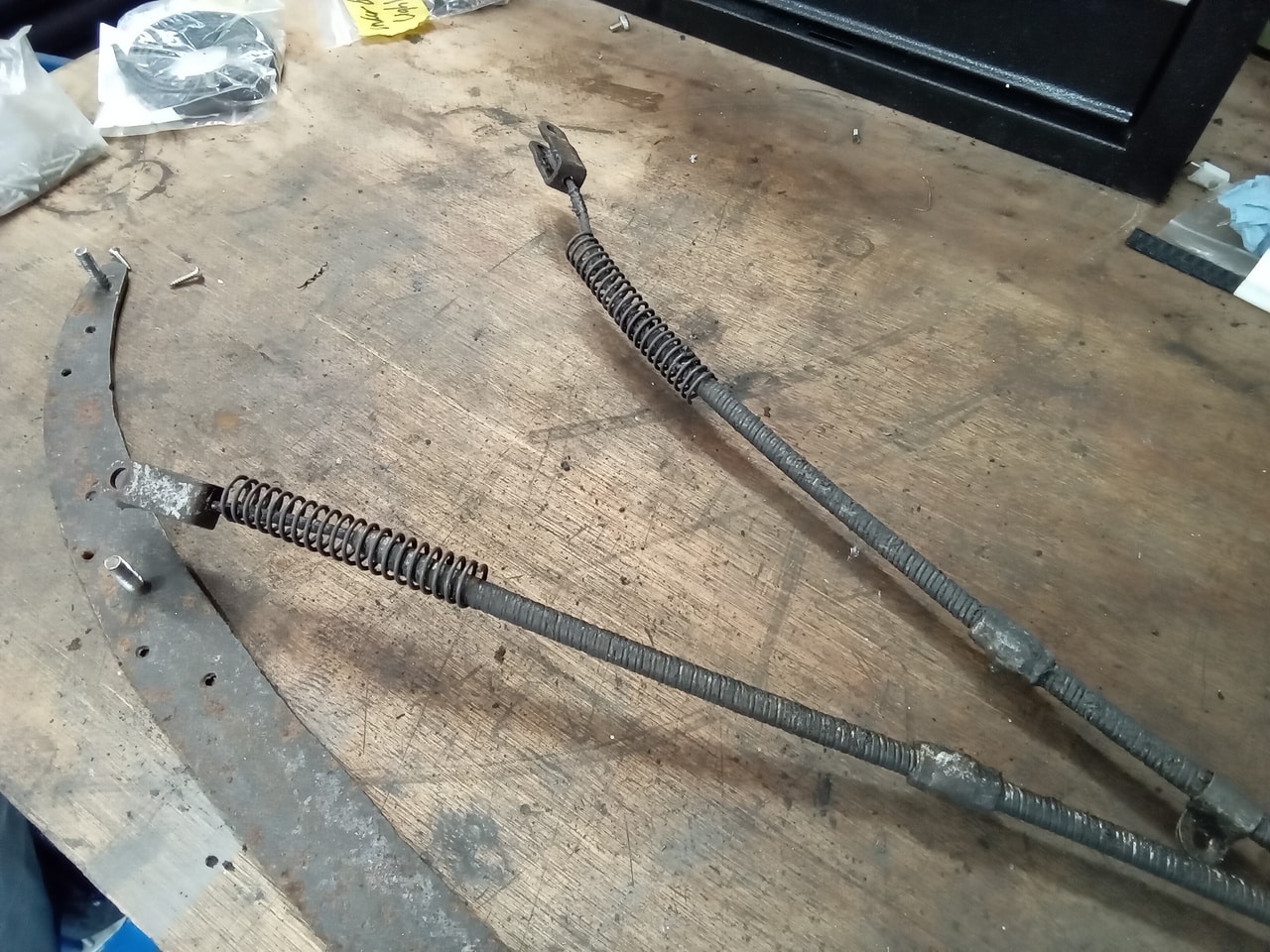 23.09.2025 1969 Aston Martin DB6 Volante Blue Rebuilding the grille fitting new seals and trim 75