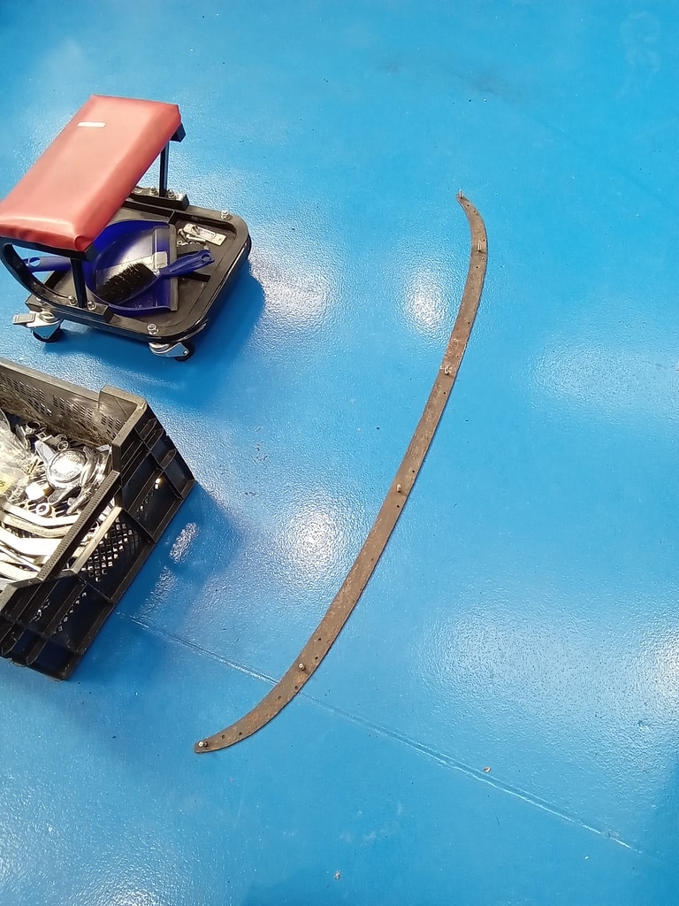 23.09.2025 1969 Aston Martin DB6 Volante Blue Rebuilding the grille fitting new seals and trim 81