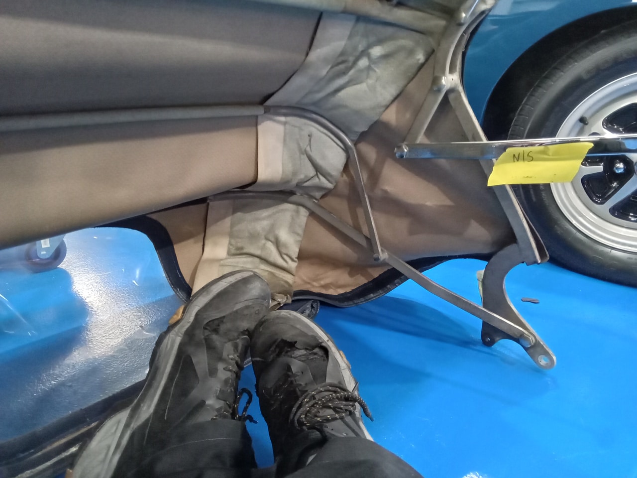 23.09.2025 1969 Aston Martin DB6 Volante Blue roof refrence pictures 16